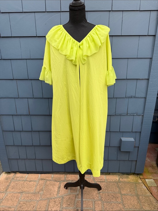 Vintage Dresses & Skirts - Vintage Le Voy’s Bright Lime Ruffle-Trim Women's robe one button L